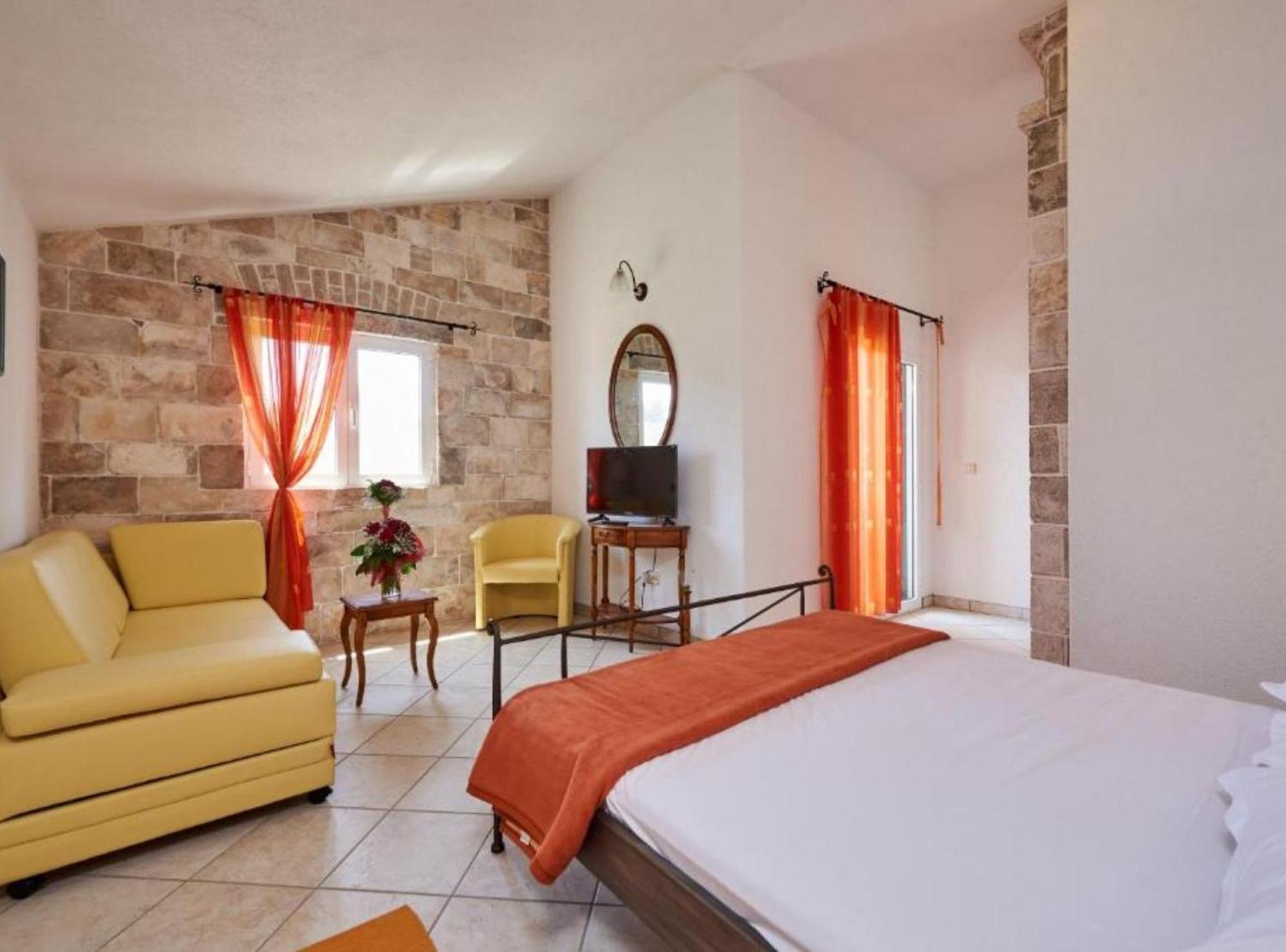Krknjasi Hotel Veliki Drvenik Buitenkant foto