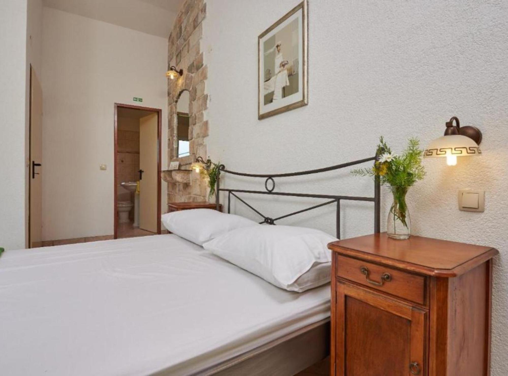 Krknjasi Hotel Veliki Drvenik Buitenkant foto