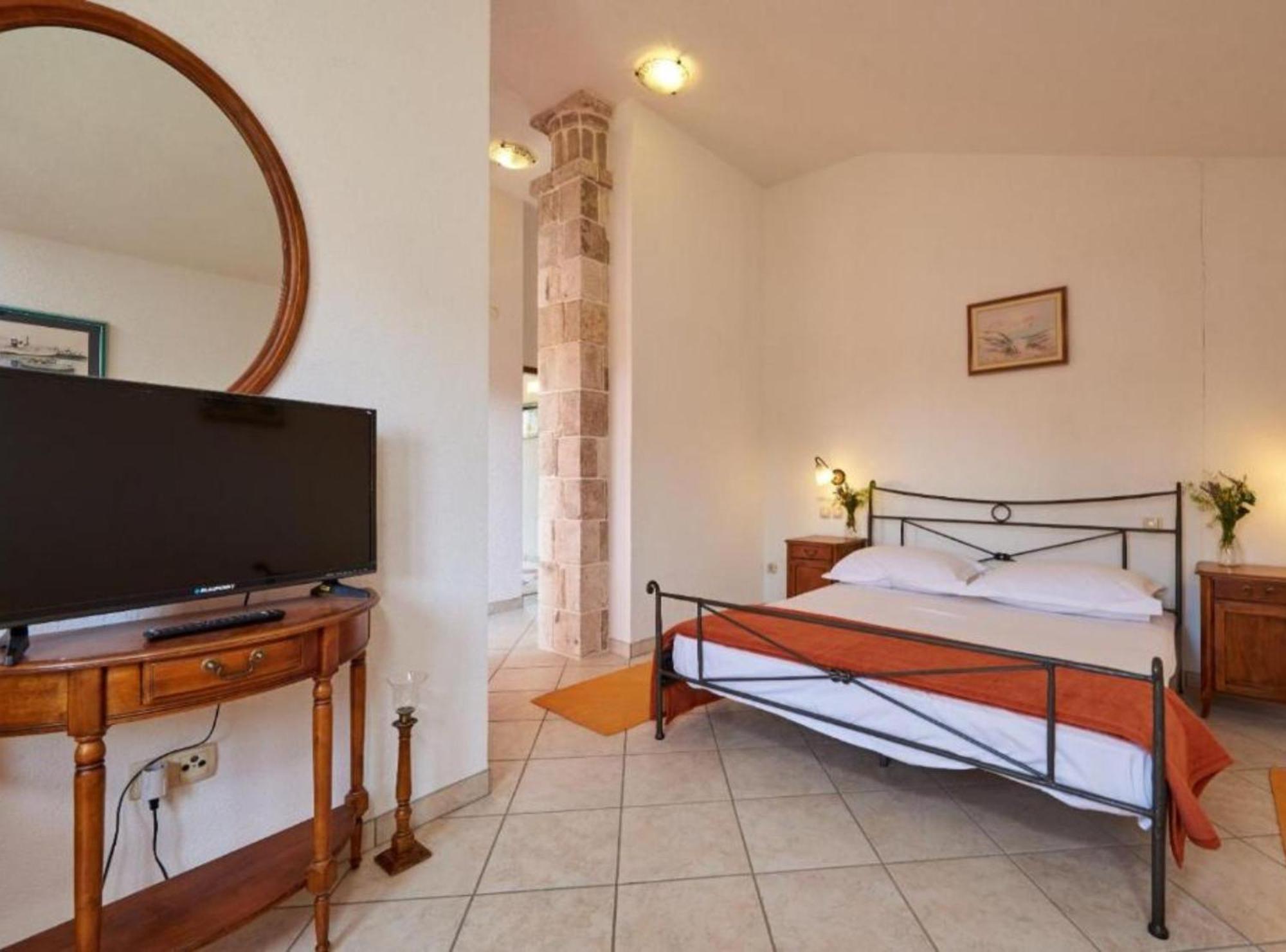 Krknjasi Hotel Veliki Drvenik Buitenkant foto